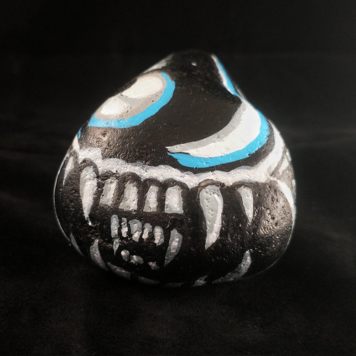 Paintedpebblesz's tweet photo. It’s slimy. It’s snarly. It’s stony.

"Xenonorph", 2025. Acrylic on stone.

Part of our 2025 Collection, not yet placed. Inspired by H.R. Giger &amp; Alien.

#Xenomorph #AlienFanArt #HRGiger #RockArt #CreatureDesign https://t.co/oa4ePQUNaN
