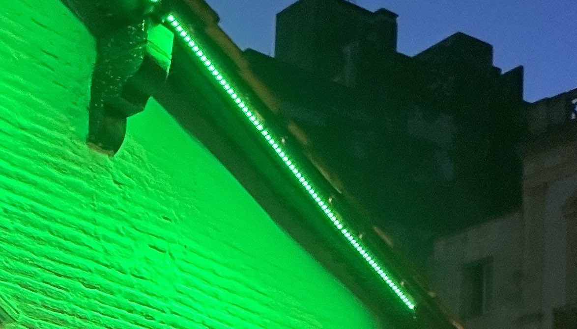 Alguien me puede explicar qué es lo que trataron de hacer al poner estos tubos LED VERDES en la Casa de la Independencia?

Es una activación de Heineken?
O se celebra también la fecha patria de Irlanda? 

No entiendo quien tiene tanto poder y mal gusto para hacer una cosa así.