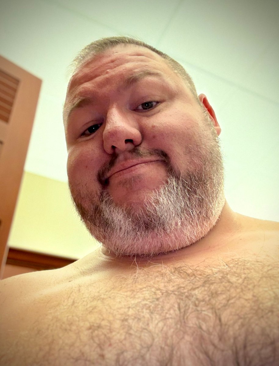 Come perv on Daddy in the locker room. ❤️