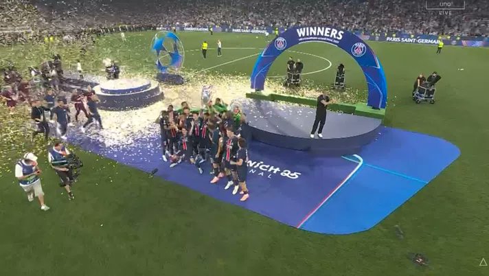 🤝 El gesto de Luis Enrique mientras que los suyos levantaban la copa.

Lo celebró, se dirigió hacia los jugadores del Inter y les aplaudió en señal de respeto.