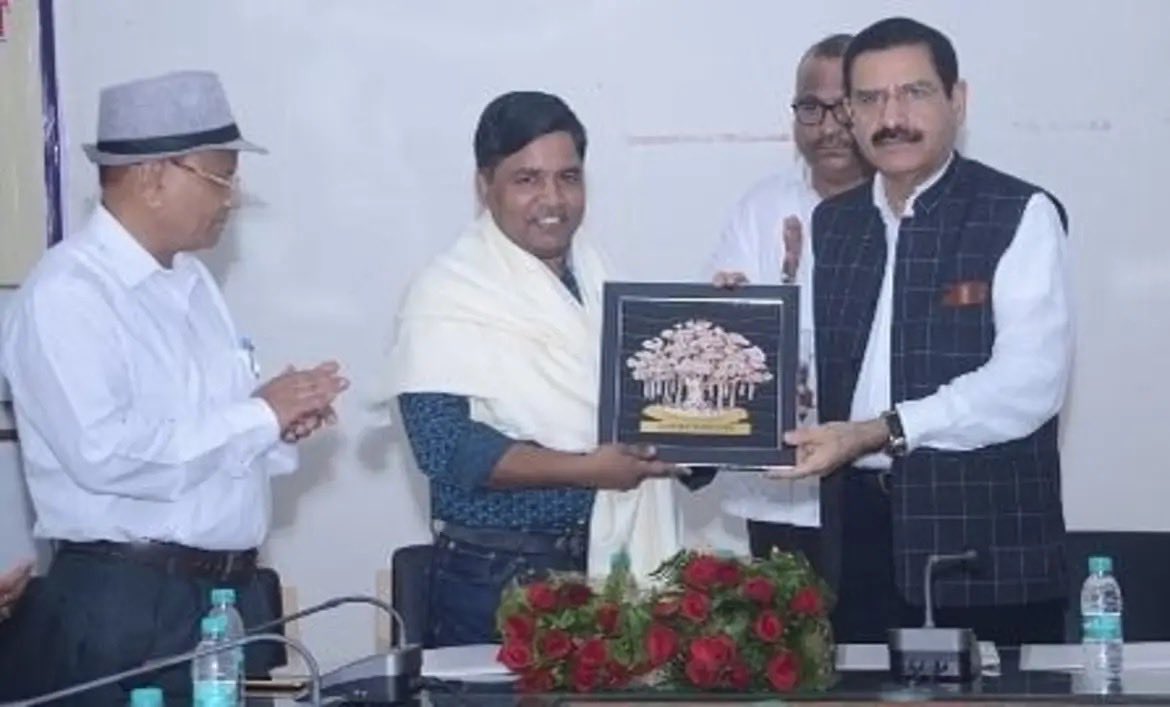 Shyamlal Yadav (@rtiexpress) on Twitter photo With then V-C of <a href="/UoA_Official/">University of Allahabad</a> Prof RL Hangloo in August 2018, After a presentation (on Predatory Research Journals) before research scholars and faculty members there. Social media just reminded this pic With then V-C of <a href="/UoA_Official/">University of Allahabad</a> Prof RL Hangloo in August 2018, After a presentation (on Predatory Research Journals) before research scholars and faculty members there. Social media just reminded this pic