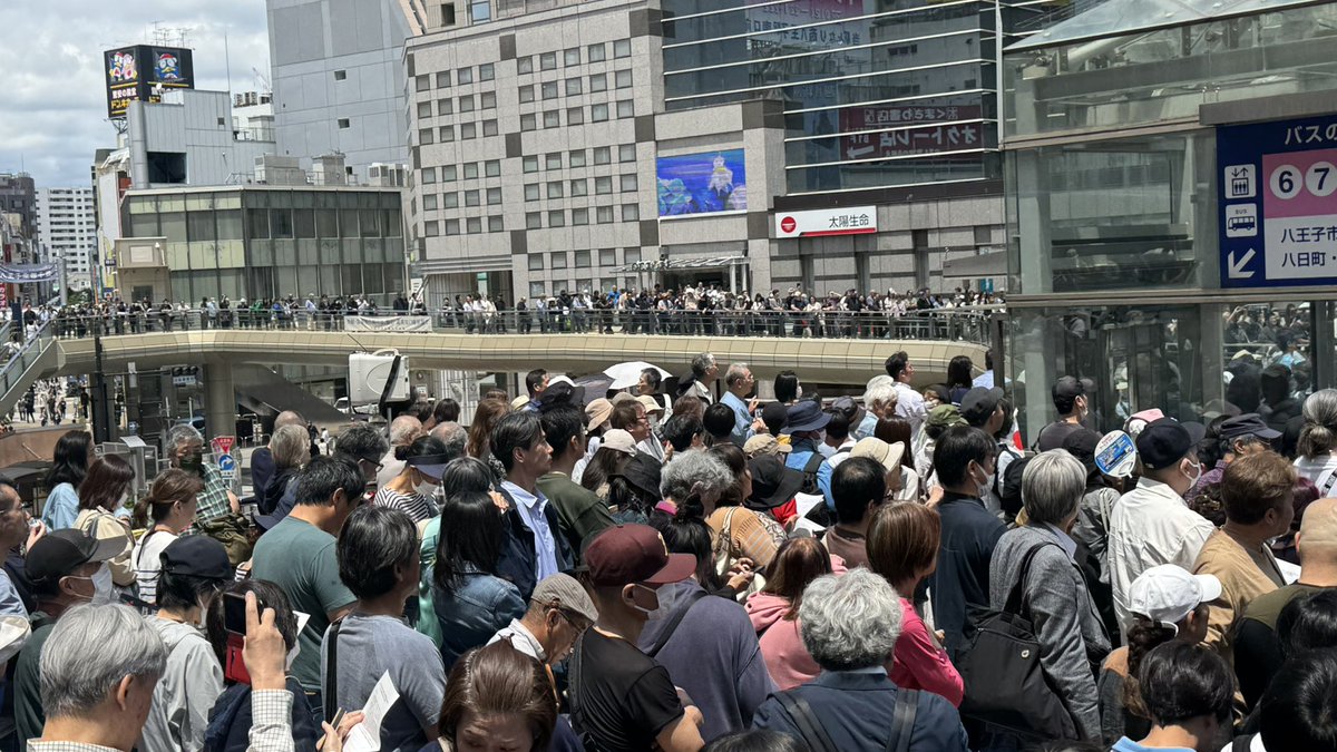 youmu1857's tweet photo. 深田さん、八王子デッキ千人以上がビッチリ埋め尽くされてるのにメディア来ない🥶 https://t.co/wSgpjt3rDK
