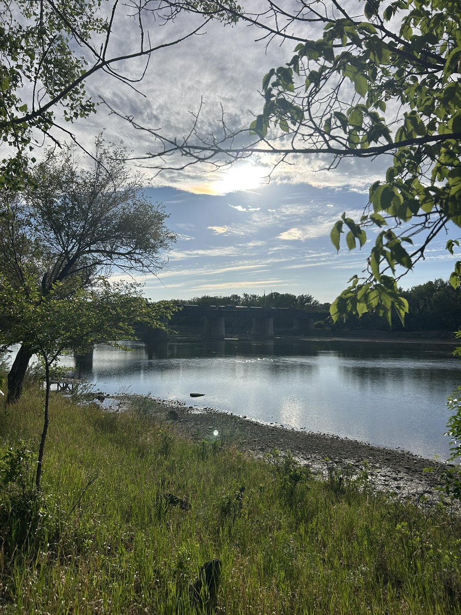 HatLawnBowler's tweet photo. Saturday evening. #medhat #sharethetrailmh #springinalberta #southsaskatchewanriver https://t.co/tvW9BrO6Mt
