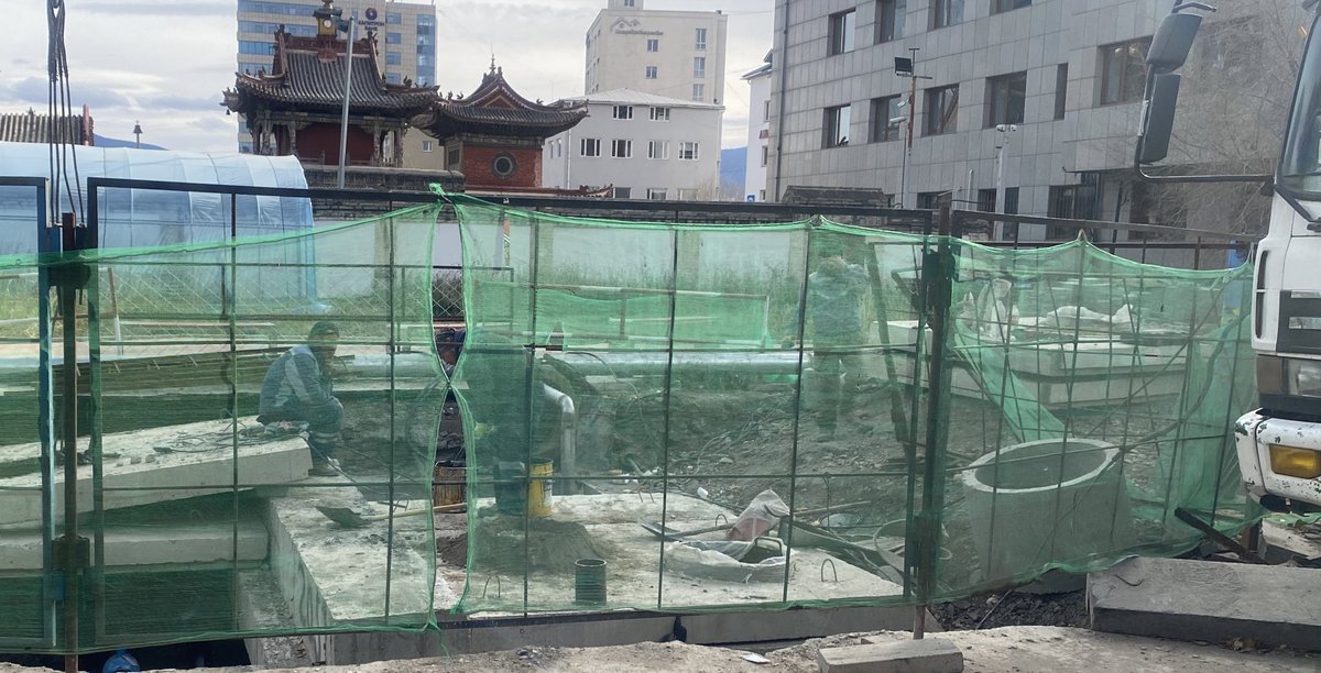 Ноднин зун бас зуны гоё саруудаа ингэж новш царайлж хэдэн чадваргүй компани тендерт шалгаруулсаных нь гайгаар хотын төвийн жуулчид, иргэд ихээр явдаг гоё газруудаа зунжин тарамдуулж хулгайд алдсан!
Энэ жил дахиад л зуны саруудаа хулгайд алдчихлаа дөө! 
Зуны дэлгэр сарууддаа