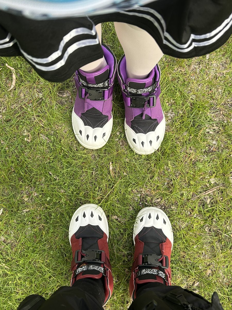 AngelTheFennec's tweet image. Went to SITS (Smoke In The Smoke) and found @FluffyHowL wearing the purple @Werewolf_V wolf shoes while I wore the red version!
