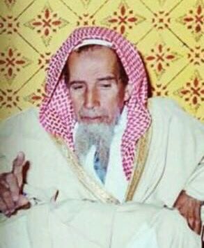 الشيخ #صالح_الخريصي -رحمه الله- من العلماء الذين اشتهروا بالعبادة والزهد، كما أنه أيقونة الكرم، فقد كان يوزع المال على الغني والفقير، وكان يتعاهد جيرانه بكل احتياجاتهم، حتى الحطب يرسله لبيوتهم .

درس الوالد #الشيخ_عبدالكريم_الخضير -حفظه الله- عليه، وقد سمعت الوالد مراراً يقول: