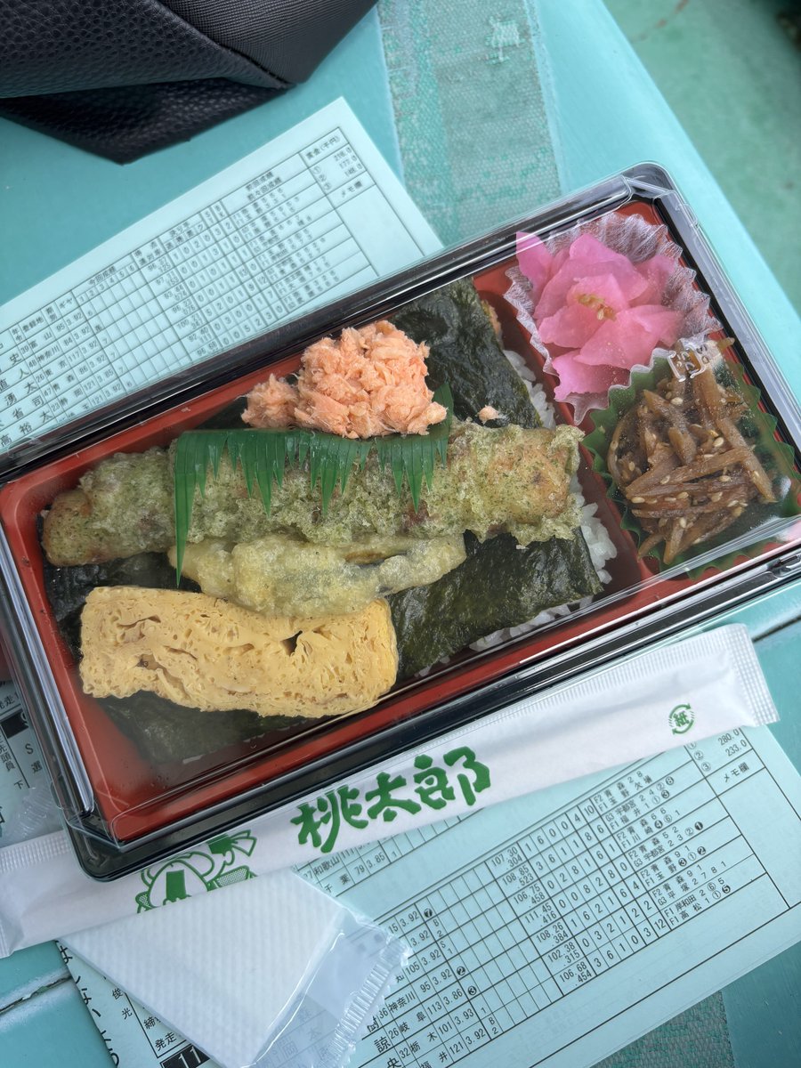四日市競輪場🚴‍♂️
まだ誰もいない観客席でピクニック気分🍱
天気も良く最高に過ごしやすいです🌤️