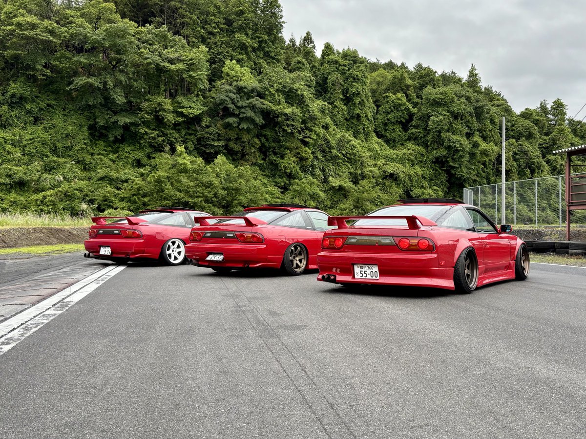factory_Hiro_22's tweet photo. カッコイイ180sxのおまじない

後期、37、𝑺𝑼𝑵𝑹𝑶𝑶𝑭

赤で3台並んで感無量🥹

#lowstars https://t.co/pmaO2mmSe5
