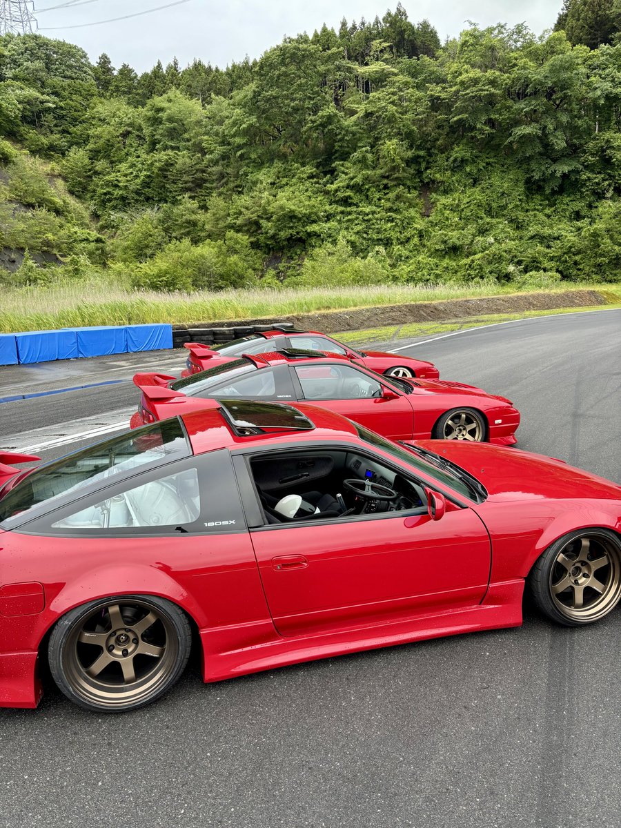 factory_Hiro_22's tweet photo. カッコイイ180sxのおまじない

後期、37、𝑺𝑼𝑵𝑹𝑶𝑶𝑭

赤で3台並んで感無量🥹

#lowstars https://t.co/pmaO2mmSe5