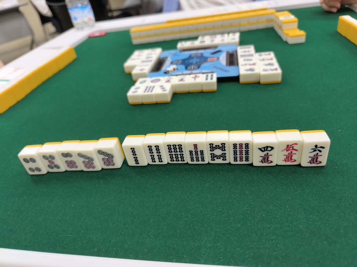 dobaatsu's tweet photo. 初級クラスの生徒さんに何を切れば良いですかと聴かれた牌姿
初級なので場況や点数状況は考えないとして、何切るのが正解でしょうか？
赤ドラ以外は持っていません。 https://t.co/POCdcoNbG6