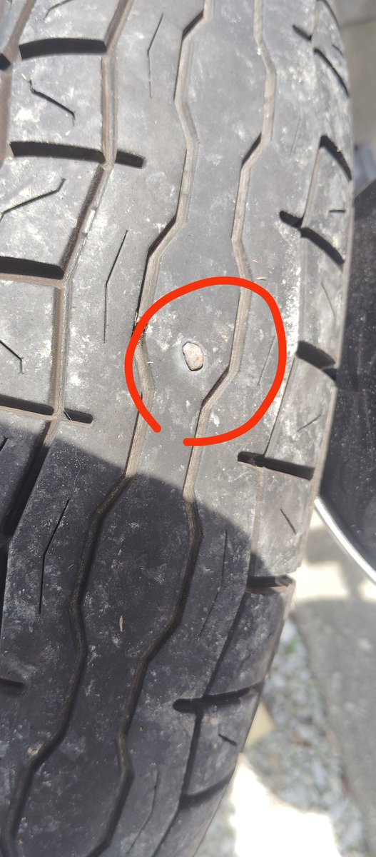 ST250の先日のパンク、釘がぶっすり刺さってた😣
