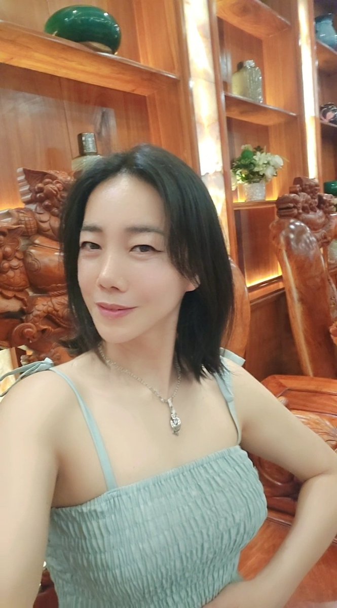 설레이는 감정도 뜨밤에대한 긴장섞인 기대도 다 마땅한 사람이 없어서 안하는거지 나나가 연애하기 싫어서 피하는건 아니라구

요즘은 왜자꾸 돈좀있는 아저씨들이 들이대냐구
나 영계취향이라니까 ㅋㅋ

좀 쌈빡한애 없니? 오딜가야 있을까나?
확 대학교 다시 들어가버려? ㅎㅎㅎ

소녀감성 나나^^