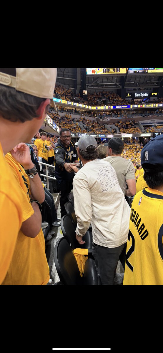 ItsReggieTime's tweet photo. Pacers dub so big for the city that it’ll unite AR and Danny Dimes #pleasedontstartdimes #cers #jalenbrunsonsshortandfat https://t.co/Uqx2dzglks