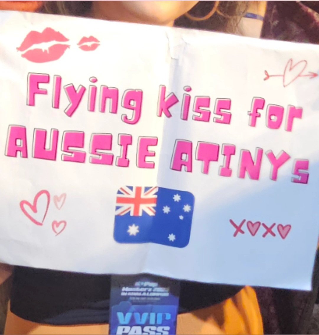 myboradream's tweet photo. When your bias noticed your sign ❤️ Here's hoping they will come to Australia soon 🤞🏻
#ATEEZ #Hongjoong
#KPOPMASTERZinKL #KpopMasterzinKualaLumpur https://t.co/HNAS9L68ad