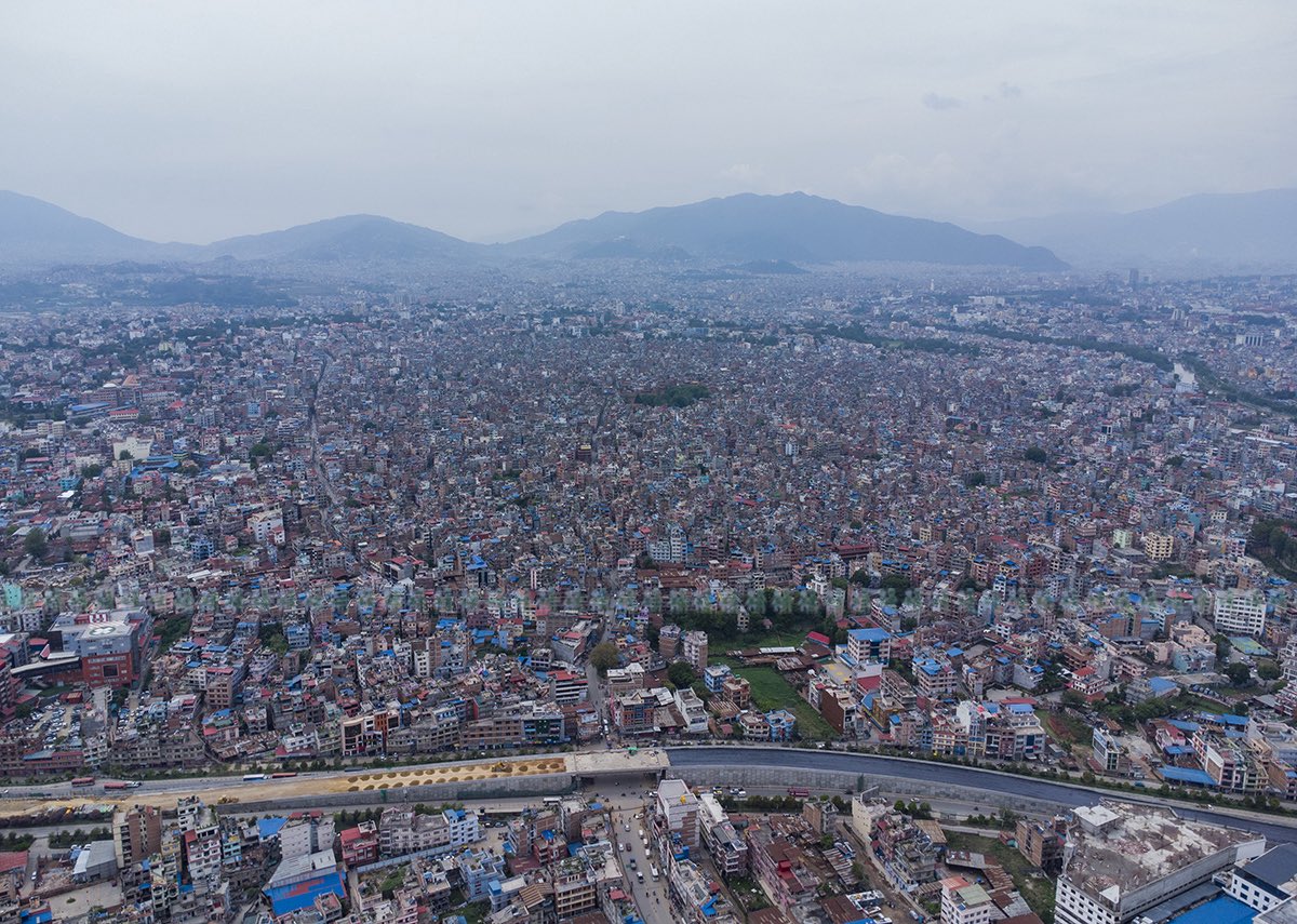 काठमांडूको ग्वार्को जस्तो व्यस्त स्थानमा फ्लाईओभर वाल उठाई माटोले भरेर धेरै स्थान ओगटेर निर्माण गरिएको रहेछ। यदि पिल्लर प्रणाली अपनाइएको भए, फ्लाईओभरमुनि सयौँ सवारी अट्ने पार्किंग सम्भव हुन्थ्यो। संसार कै ठुलो र व्यस्त शहर टोक्योका पूर्वाधारले यही पाठ सिकाउँछन्। <a href="/SuryaRAcharya/">Surya Raj Acharya</a>