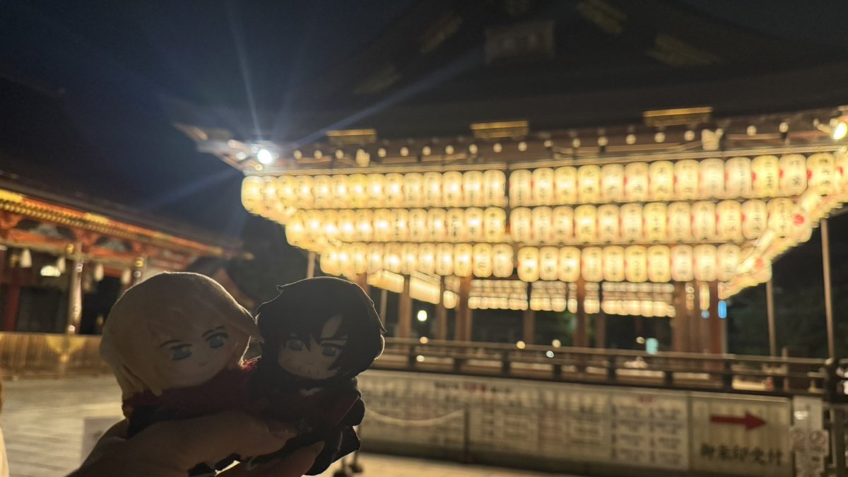 Joshua + Clive 夜の散歩⛩️🏮