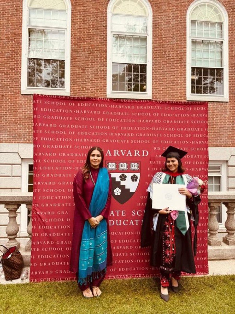 پيپلن لاءِ ٻاهرين ملڪن ۾ تعليم ۽ سنڌ ۾ سياست تي صرف پيپلن جو حق آهي باقي جيڪڏهن ڪو ٻيو سياسي اڳواڻ پنهنجي نياڻين کي ساڳي پرڏيهي تعليم ڏيارائي ته ان تي الزام شروع .
منافقت جو ٻيو نالو پيپلزپارٽي !