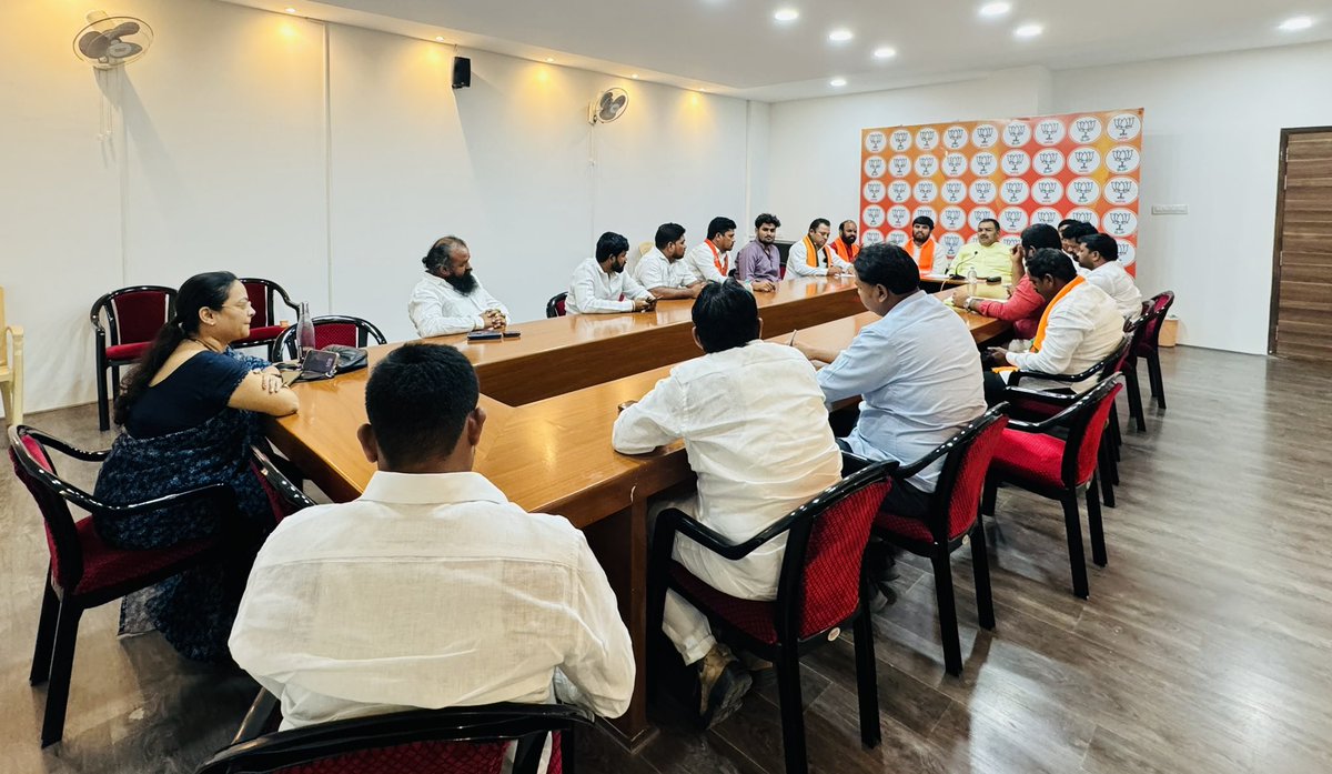 BJP Telangana (@bjp4telangana) on Twitter photo బిజెపి రాష్ట్ర కార్యాలయంలో నిర్వహించబడిన ఎస్టీ మోర్చా రాష్ట్ర పదాధికారుల సమావేశానికి రాష్ట్ర సంస్థాగత ప్రధాన కార్యదర్శి శ్రీ <a href="/chshekharbjp/">Chandrashekhar</a> గారు మరియు రాష్ట్ర ప్రధాన్ కార్యదర్శి శ్రీ కాసం వెంకటేశ్వర్లు ముఖ్య అతిథులుగా విచ్చేశారు. ఈ సమావేశానికి బిజెపి ఎస్టీ మోర్చా రాష్ట్ర బిజెపి రాష్ట్ర కార్యాలయంలో నిర్వహించబడిన ఎస్టీ మోర్చా రాష్ట్ర పదాధికారుల సమావేశానికి రాష్ట్ర సంస్థాగత ప్రధాన కార్యదర్శి శ్రీ <a href="/chshekharbjp/">Chandrashekhar</a> గారు మరియు రాష్ట్ర ప్రధాన్ కార్యదర్శి శ్రీ కాసం వెంకటేశ్వర్లు ముఖ్య అతిథులుగా విచ్చేశారు. ఈ సమావేశానికి బిజెపి ఎస్టీ మోర్చా రాష్ట్ర