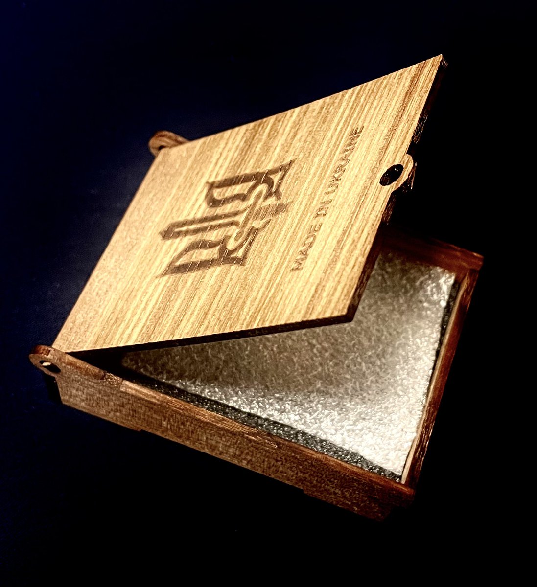 Girion_stray's tweet photo. Etsyでウクライナ支援品買っちゃった！！届いた商品は木箱入り！トライデントが素敵。そして写真で遊んでたらダクソに出てきそうな感じになっちゃった。 https://t.co/VdmyM50evX