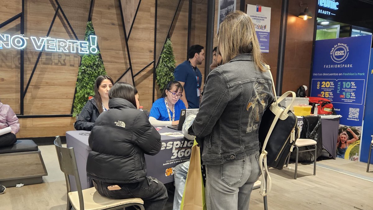 🔴 #TodosPorLaVacunación Hoy en #MallEspacioUrbano seguimos fortaleciendo junto a equipo extramural #APS vacunación contra la Influenza y COVID-19, para que nuestra comunidad esté preparada este invierno #MagallanesSeVacuna <a href="/ministeriosalud/">Ministerio de Salud</a> <a href="/SeremiSalud_XII/">SEREMI de Salud Magallanes</a> <a href="/DPRMagallanes/">Delegación Presidencial Regional de Magallanes</a>