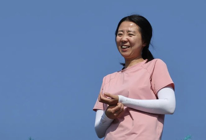 511일.
박정혜동지는 세계최장기라는 게
싫답니다
뭐가 좋겠습니까 고공농성을
세계에서 제일 오래했다는 게.
모든 욕망을 511일 참고
더위와 추위를 511일 견디고
하루에도 수십번 닥치는 유혹을 삼켜
끝내 이겨낸 시간
전세계 아무도 못한일을 해낸 박정혜
너무 대단한 사람.
박정혜 고공농성 511일.