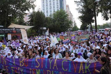 İro jin ji bo ‘Aştiya Civakî û Çareseriya Demokratîk’ meşiyan. 

#JinJiyanAzadî