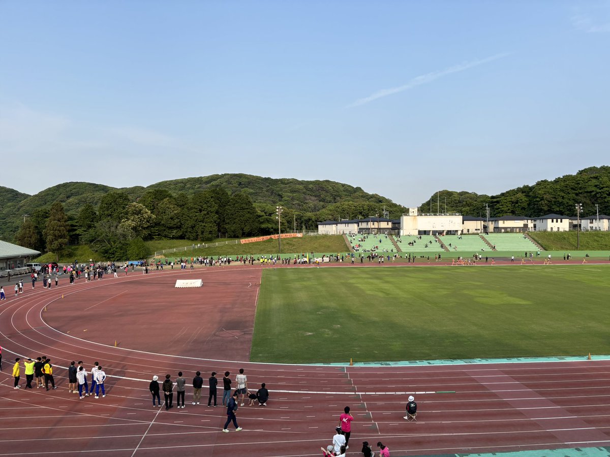 hiroki_1121_'s tweet photo. 北九州市民選手権5000m
15分10秒56(2’57”,3’01”,3’03”,3’08”,3’00”)
急な思い付きで出場。コンディションが良かったおかげで練習不足の割に走れた👏
仕事の忙しさによって練習は流動的だけどアベレージをもう少し上のレベルで安定できたらいいかな…🤔 https://t.co/7YnUG3nBgC
