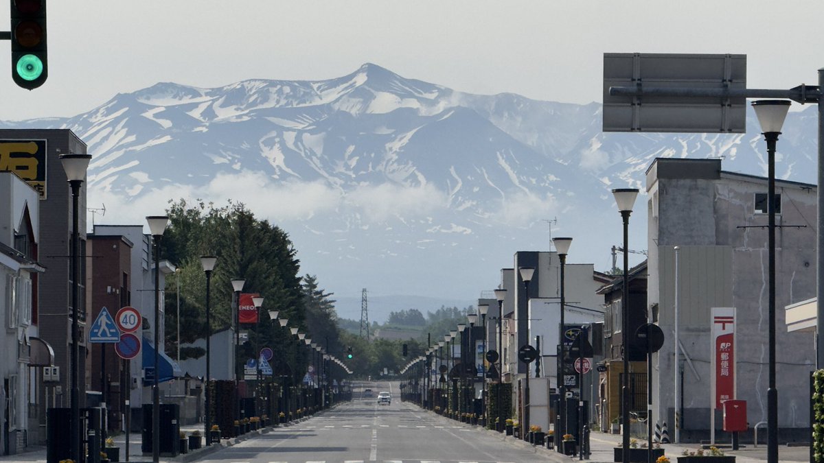 Өглөөний мэндээ☀️
Биэй хотын өглөө гадаа нам гүмхэн байна. Ганц кофе олж уух санаатай алхаж явна.