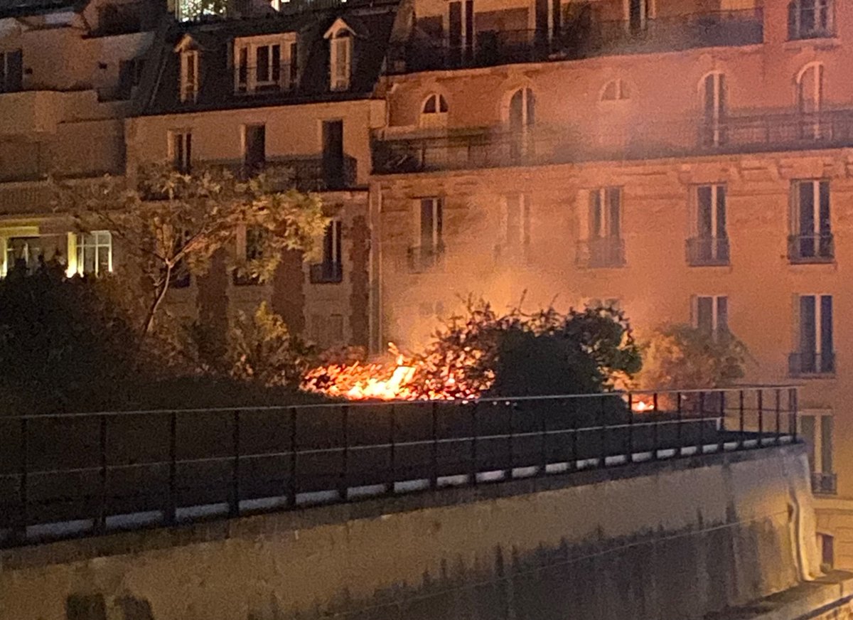 Etienne Guffroy (@etiennegu) on Twitter photo Bassin de Passy en 🔥 Bassin de Passy en 🔥