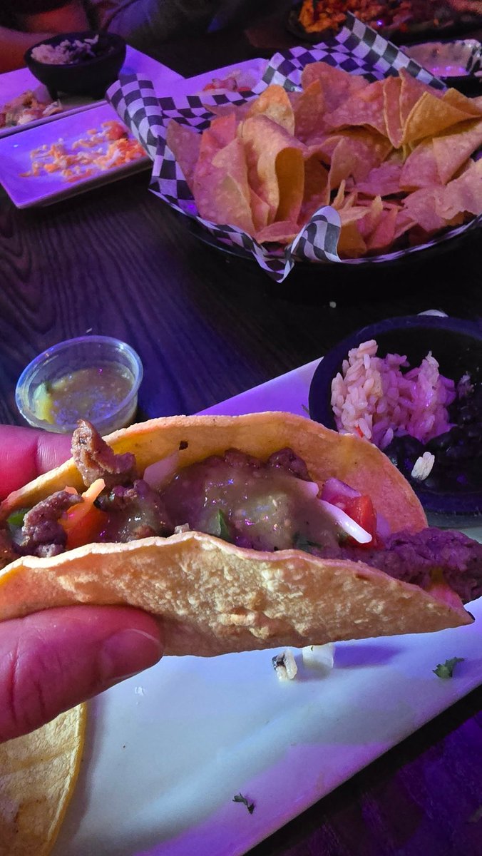 pingubest's tweet photo. I EARP wherever I go (NFCC's Version)๐ถ๐ปโโ๏ธ
"Tacos are tasty" ๐ฎ๐ฎ๐ฎ
#WynonnaEarp #tubi #NFComicCon https://t.co/wG79a7p0dB