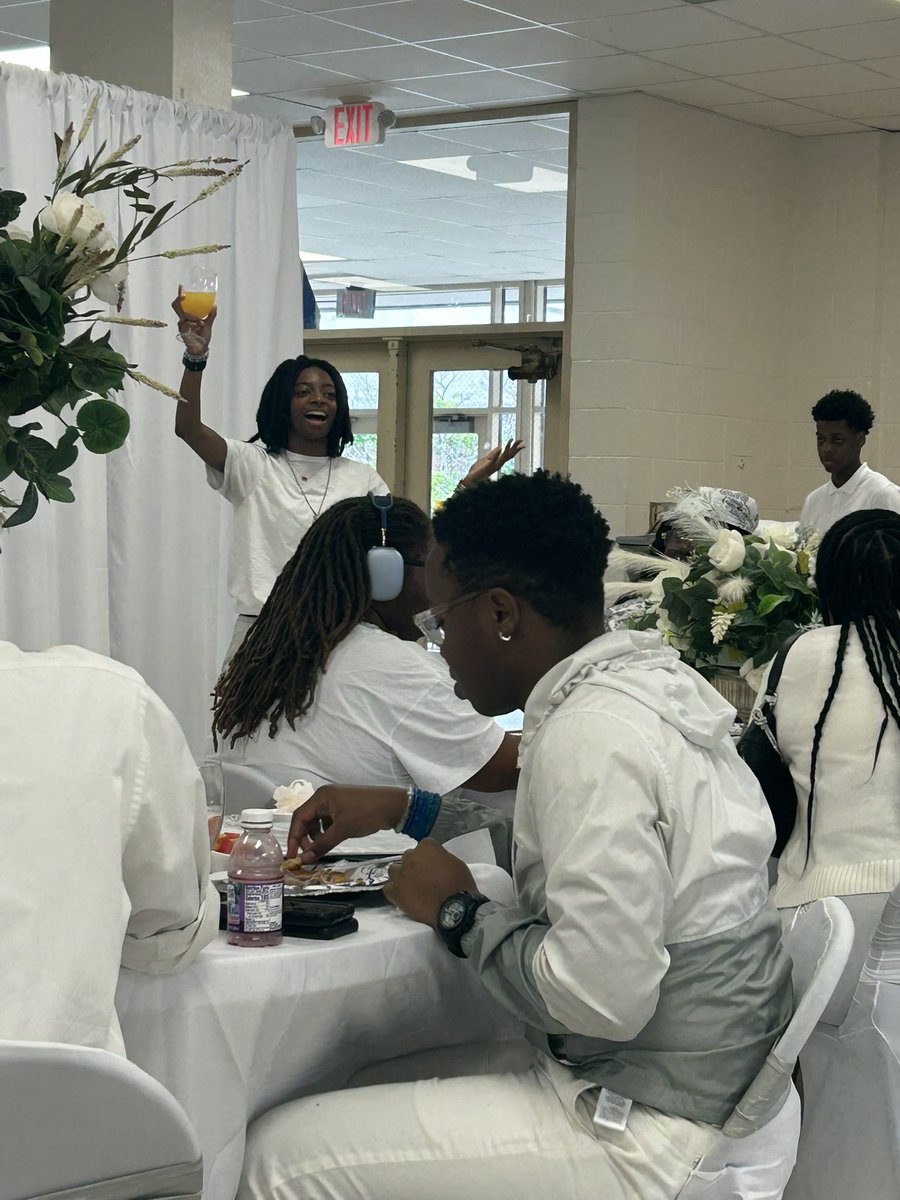 The Reid Ross Classical School Class of 2025 showed up and showed out at their All White Senior Breakfast — a celebration of unity, elegance, and the journey ahead. ✨🎓
