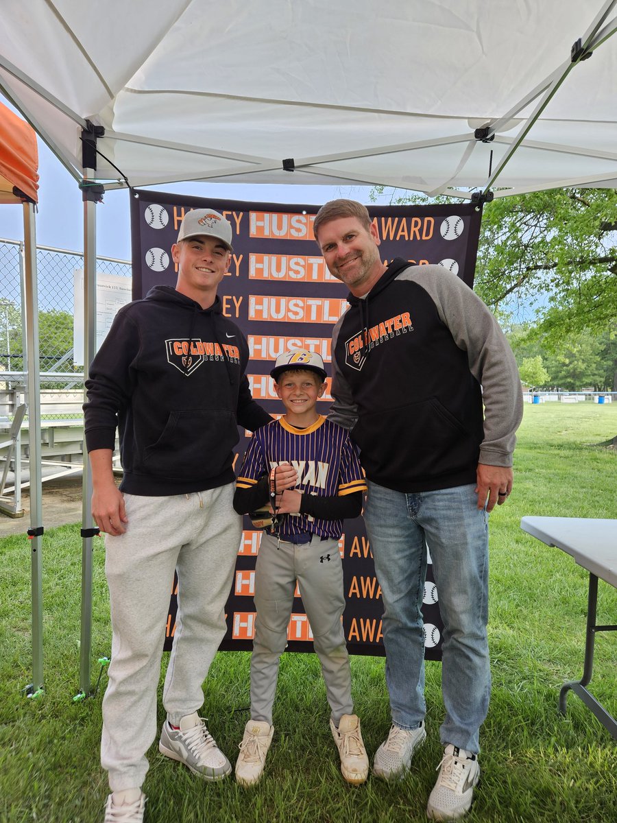 9u Result

Coldwater 5
Bryan 1

Harley Hustle Awards:
CW: Carter Ryan
Bryan: Preston Vorkapich

Pictured with winners are Brian "Harley" Harlamert's brother Bruce and nephew Braylen, former Cavalier and current NKU Norse