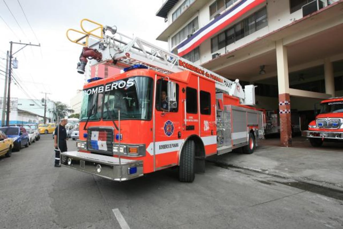 #AEstaHora | Personal de las estaciones de Pedro Miguel y Balboa, responden a situación por accidente vehicular en el Puente Centenario, en dirección hacia Merca Panamá. #CedaElPaso