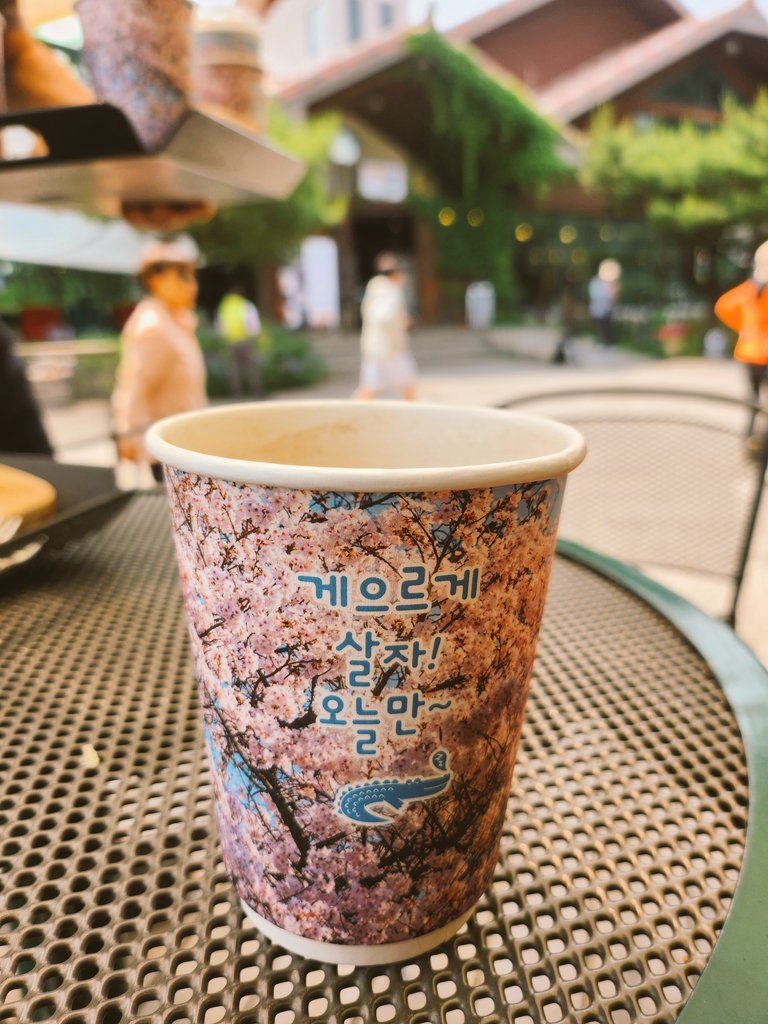 yoo1840's tweet photo. 게으르게 살자!
오늘만

#게으른악어 #cafe https://t.co/zwMmfR2AIm
