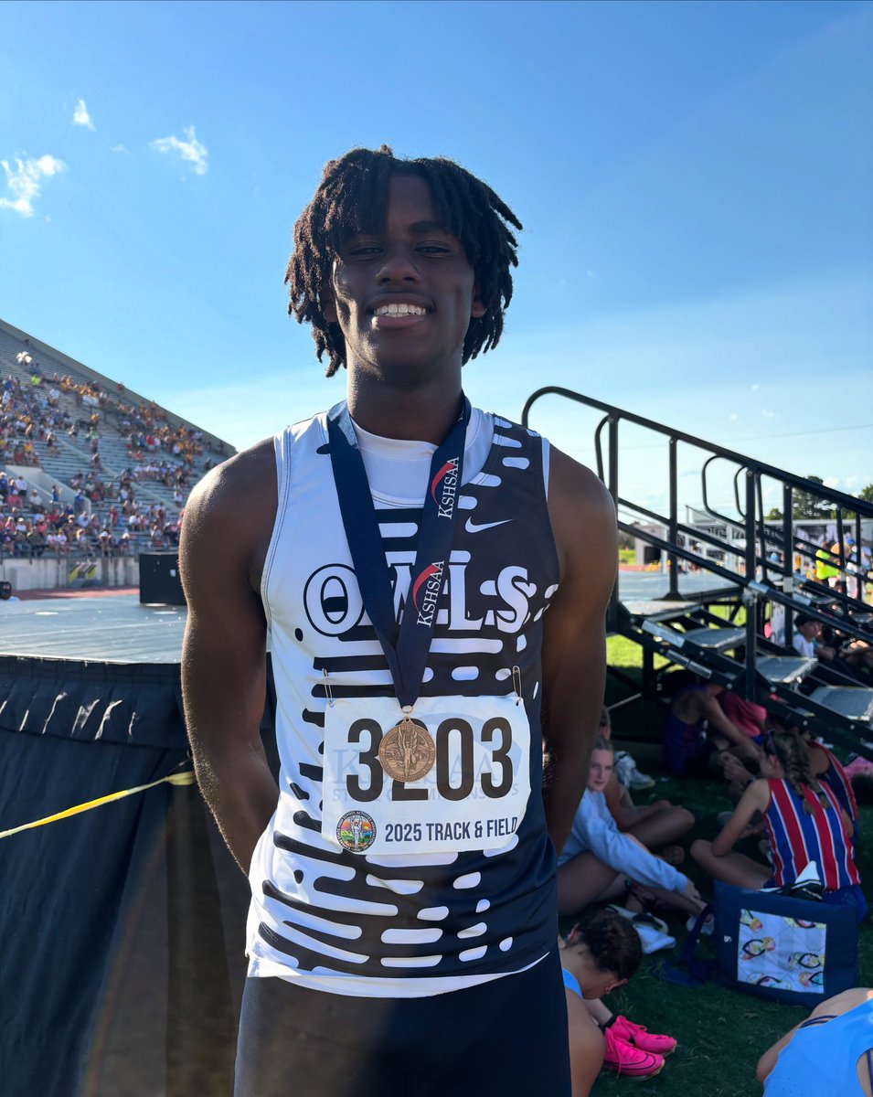 6A boys 200m state champion 🥇

Tevyn Gasaway of Olathe West wins the 6A 200m title with a time of 21.53. #sportsinkansas