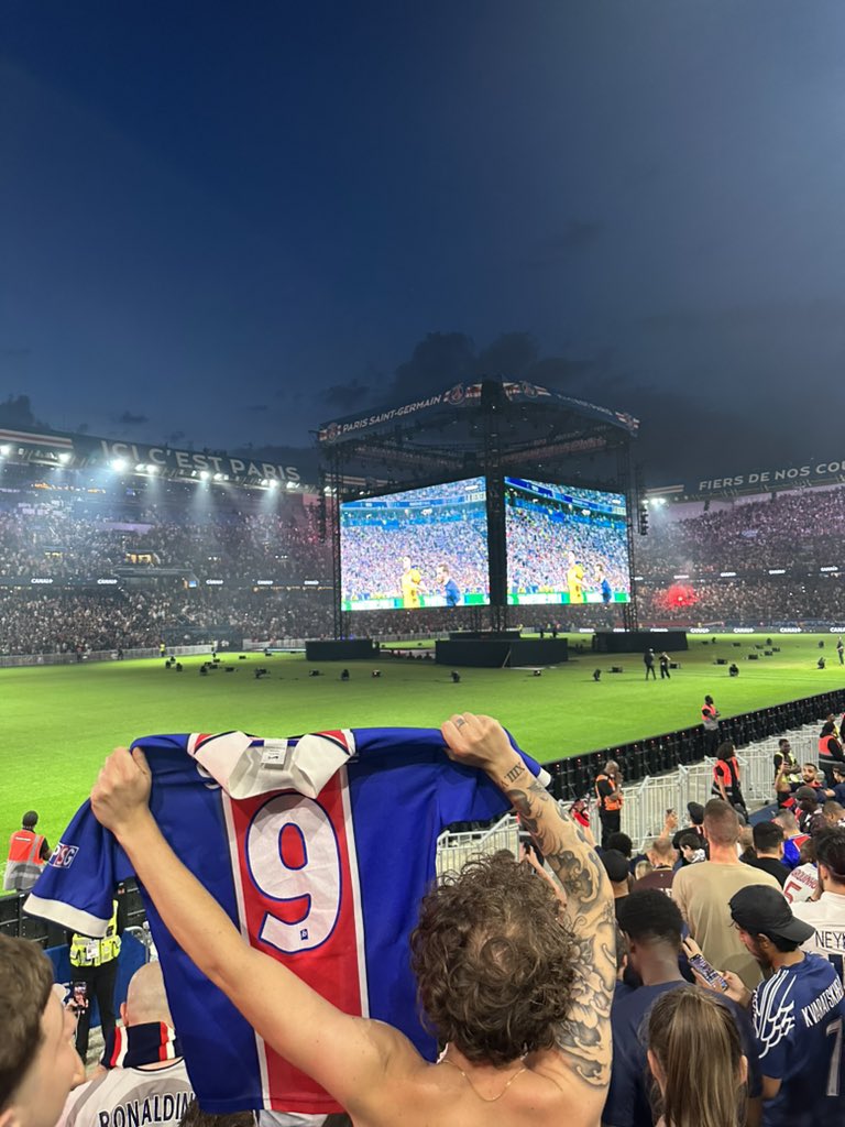 je vais au Parc des Princes depuis 15 ans et j’ai jamais vu une ambiance aussi folle que ce soir alors que y’avait même pas de match en physique