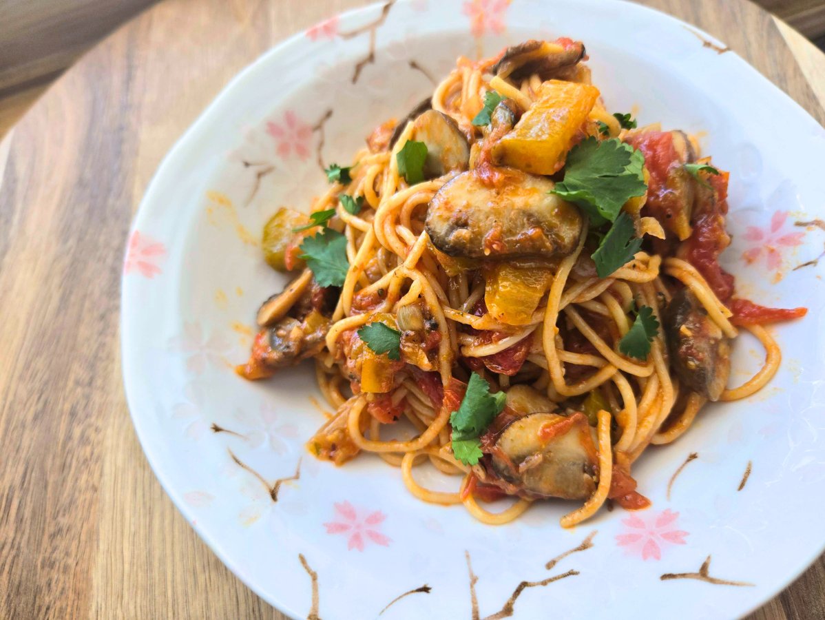 LoyallyCh's tweet photo. Menu: Fresh tomato pasta ft. globe tomatoes, brown button mushroom, yellow bell pepper, Spanish onion, garlic, cilantro, S&P, oregano, cooking wine, and olive oil π
#LoyallyNom #VChef https://t.co/MRJ6DJDLjH