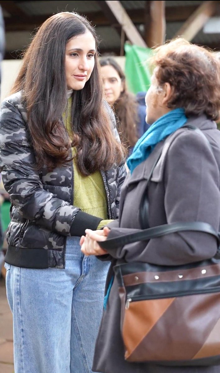 paulafrancook's tweet photo. Hoy caminamos por Oberá y junto a vecinos y vecinas compartimos la propuesta del Frente Renovador Neo para estas elecciones. 

Mientras algunos no pueden caminar una cuadra sin ser señalados, nosotros recorremos Oberá cara a cara, escuchando a quienes producen y trabajan.

Caminamos y escuchamos. Porque el que no puede mirar a los ojos, no puede gobernar.

#MisionesNosImporta #OberaNosImporta 
@FRdelaConcordia