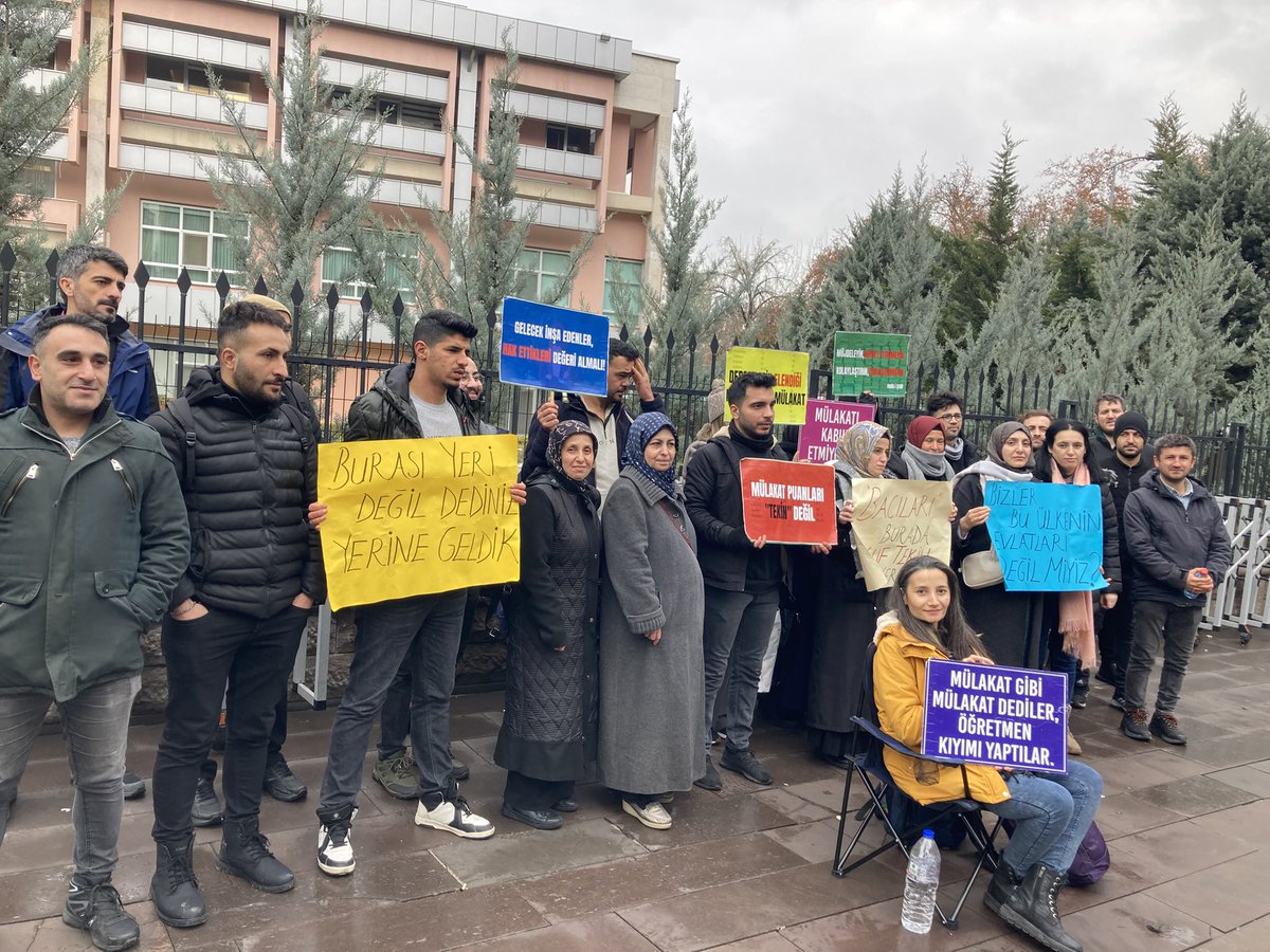 Türkiye’de bu son olaydaki mağduriyete verilen aksiyonun aynısı karnındaki bebekle MEB önünde günlerce oturan Burcu Öğretmen, evdeki çoçuğunu annesine emanet edip alanda bekleyen Tuba Öğretmen için de gösterilseydi keşke. 

Onların hakları verilsin diye birinin diyet ödemesi