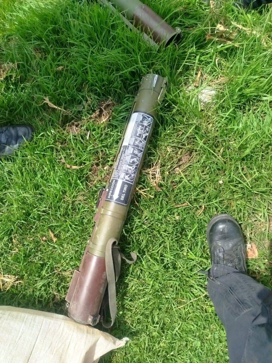 petrogustavo's tweet photo. Que miembros de la policía hayan ocultado el encuentro de estas armas antitanque, capacez de romper el blindaje de cualquier carro, es quizás más grave que el hecho.

La investigación se hará a fondo, pero no es el único hecho, que hemos encontrado en estos meses.

Varias reuniones se realizan, para coordinar atentados. En la extrema derecha mafiosa la orden está dada. Mi proteccion es del pueblo.

Otro tipo de armas sofisticadas tambien han entrado al país con el mismo propósito.

La primera información de un atentado la suministró la embajada de los EEUU para el 20 de julio del año pasado.