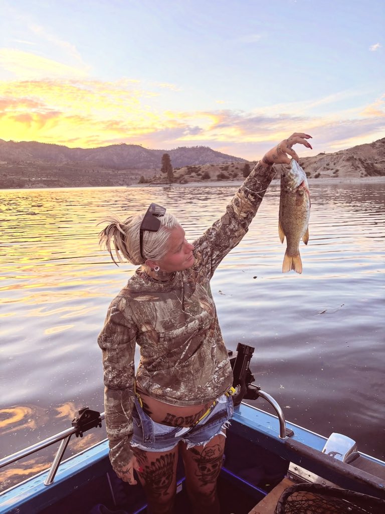 RT if you would go fishing with me🥰🎣