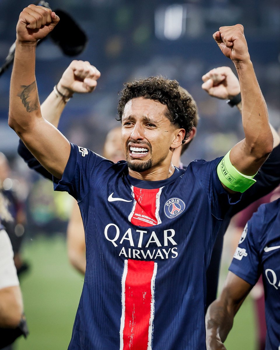 PSGColdPics's tweet photo. Marqui, la plus grande légende du club. 🇧🇷✨ https://t.co/DINNxkbidH