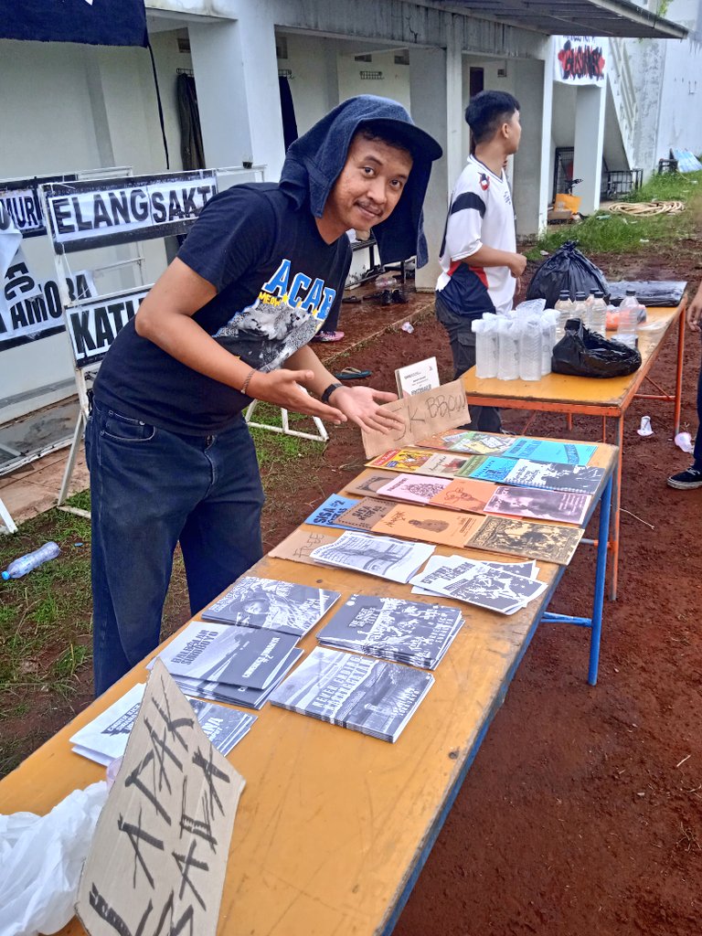 StonexBlood's tweet photo. Terimakasih telah mengembalikan Sepak bola kepada khittahnya. Menjadikan Sepak Bola yang lebih menyenangkan,tanpa takut tindakan represif,kekerasan dan kebebasan berekspresi menyampaikan gagasan dan keresahan. Tetap berjejaring . Sehat sehat semua yah ☮️🖤🕊️🕊️🕊️ https://t.co/kQHDKjy1YB