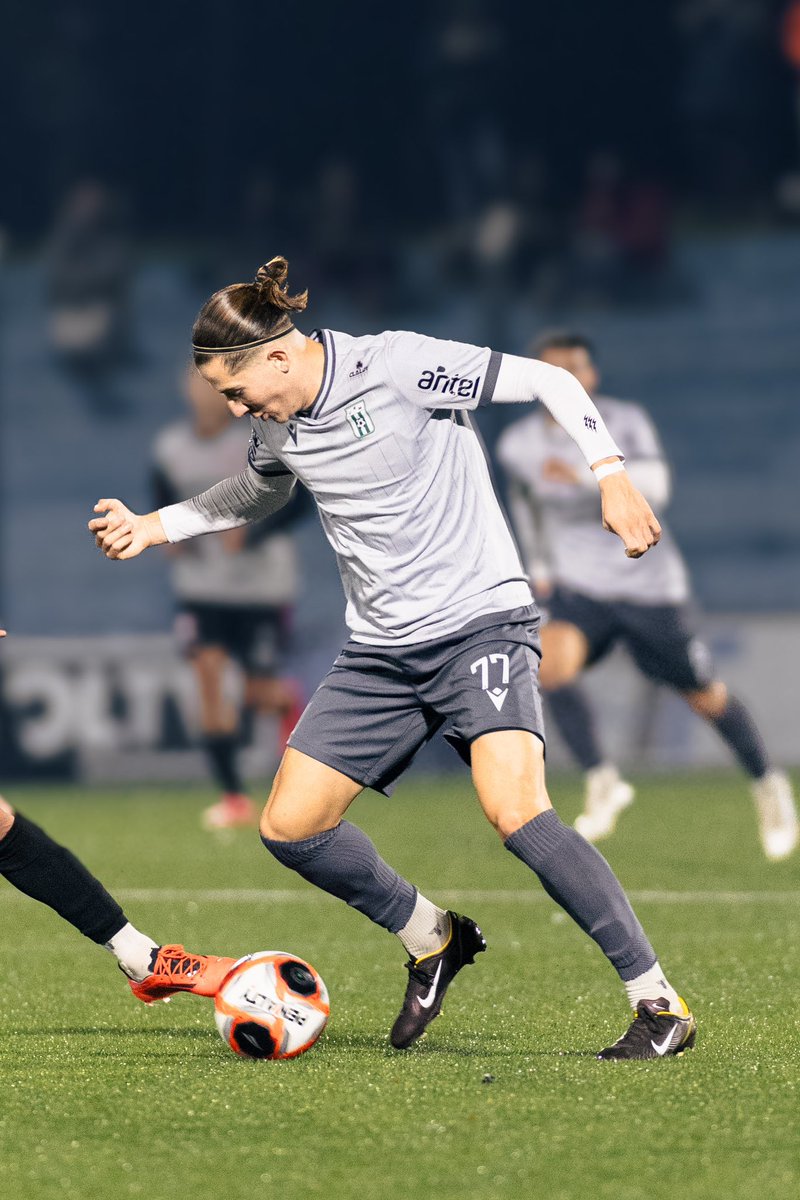 Este juega una banda