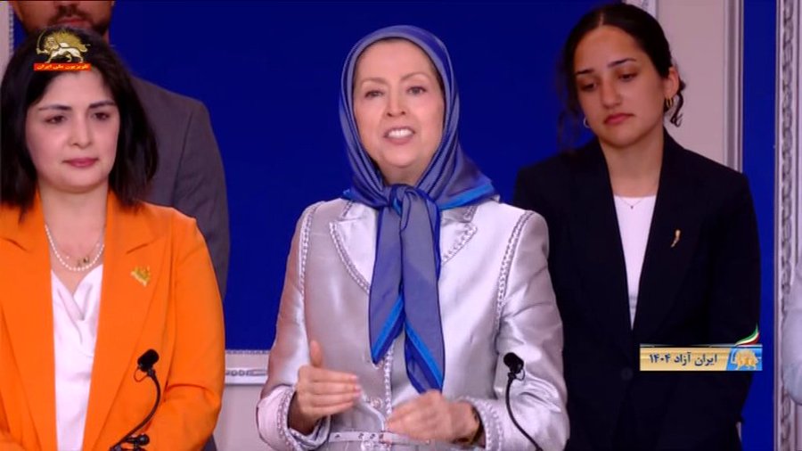 آذر کریمی جوان شورشی از ایتالیا هدیه زنان شجاع را به خانم #مریم_رجوی تقدیم کرد. #FreeIran2025 #NCRIAlternative #آری_به_جمهوری_دمکراتیک