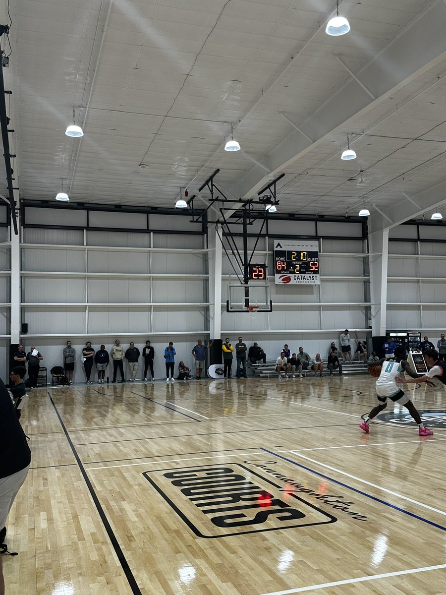 College coaches are deep on the baseline for 17u Zero Star Basketball vs 24:UP 👀 

Connor Fierstine 
Tyler Tiutczenko
Caden Gustafson
Vic Giuliani
Omar Fofana
&amp; more

#NY2LA🏀 #WriteYourStory✍️