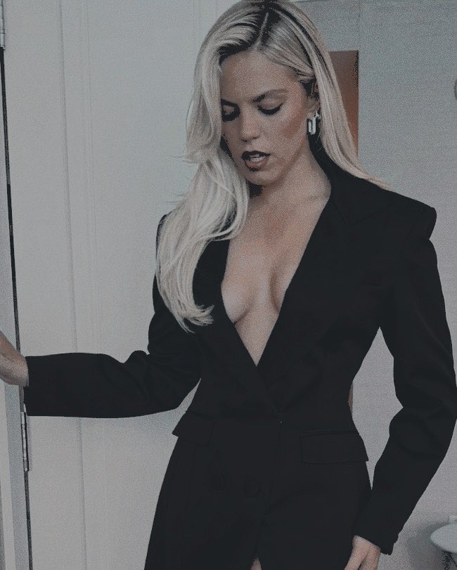 playfulthivf's tweet photo. ᅠ⠀
ᅠ⠀
tell  your  daughters  how  you  love  your  body.  how  they  must  love  theirs. that  the  swing  of  their  hips  does  not  determine  their  destiny.

      ─ tell  them  every  woman’s  body  is beautiful  because  every  woman’s  soul’s  unique.  〞
ᅠ
ᅠ https://t.co/sZifvo1yF9
