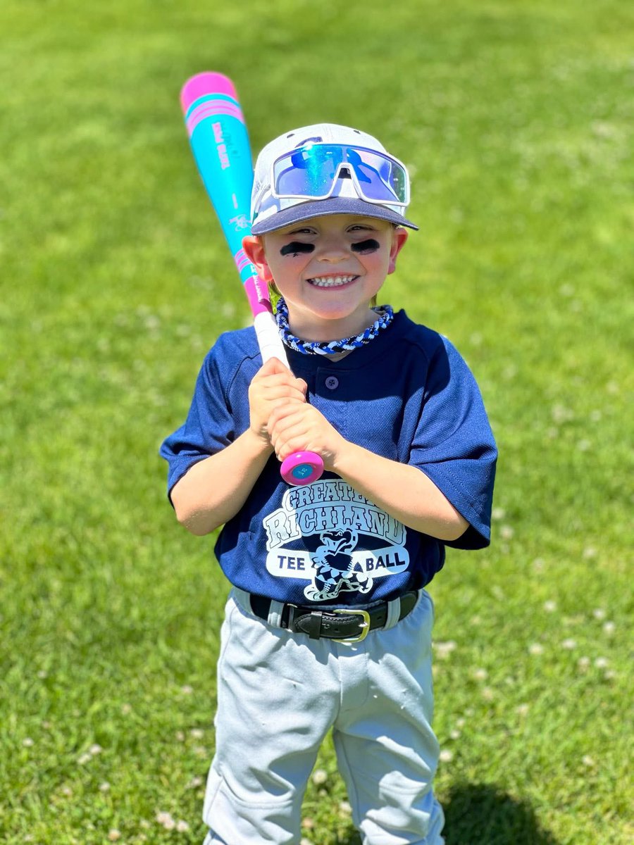 L2Troll69's tweet photo. Got my 4 year old the new crayon bat today. And let’s just say, he hits dingers and grandmas now. This was the first swing he took with the new bat.  @VictusSports @tatis_jr https://t.co/saEpPrgMPm
