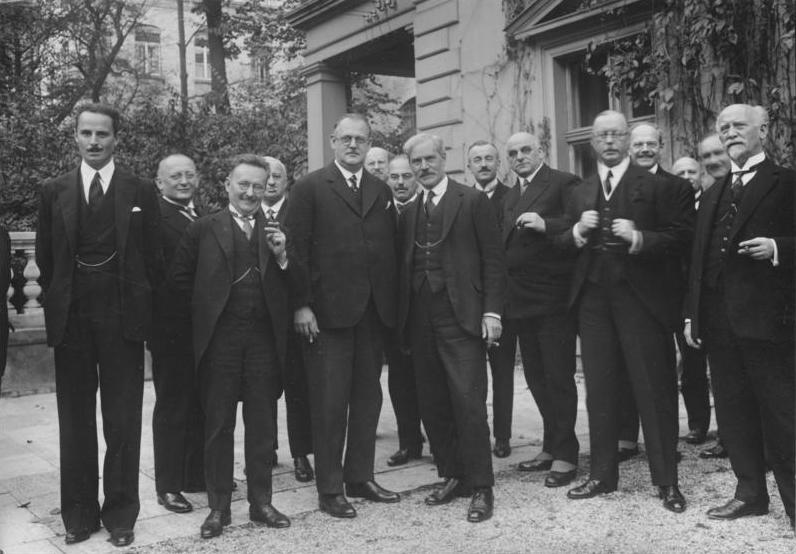 Winki_van_Suar's tweet photo. VAMOS A VER! Esto es una foto del primer cabinete Müller que sale en Wikipedia. EN 1920! Hemos identificado a los demás. ALGUIEN ME PUEDE DECIR QUIÉN CARALLO ES EL TIPO DE LA IZQUIERDA QUE ES CLAVADO A OSWALD MOSLEY?!?!? Es que llevamos una hora rallados buscando xd https://t.co/yDYSBWkpMT