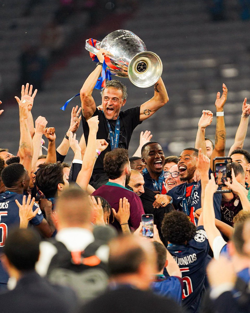 FandomID_'s tweet photo. Kompleksitas strategi yang digunakan oleh Luis Enrique membawa PSG menjuarai trofi Liga Champions pertamanya. Bagi Enrique, formasi cuma sebatas formalitas di atas kertas. Para pemainnya (terutama trio penyerangnya) mempunyai fleksibilitas yang sangat tinggi.

Sebuah utas~ https://t.co/CtYHaDqGJg